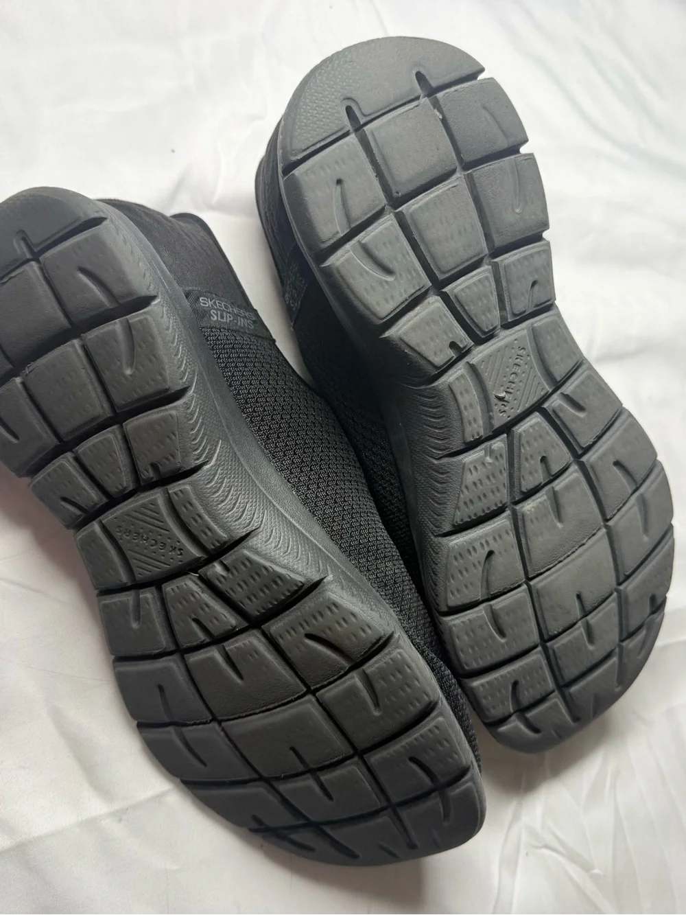 Skechers women’s All-Black Slip-On Athletic Sneakerssize 6